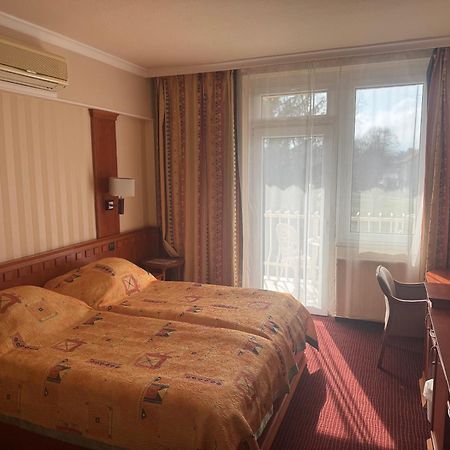 Csipke Hotel Kiskunhalas Extérieur photo