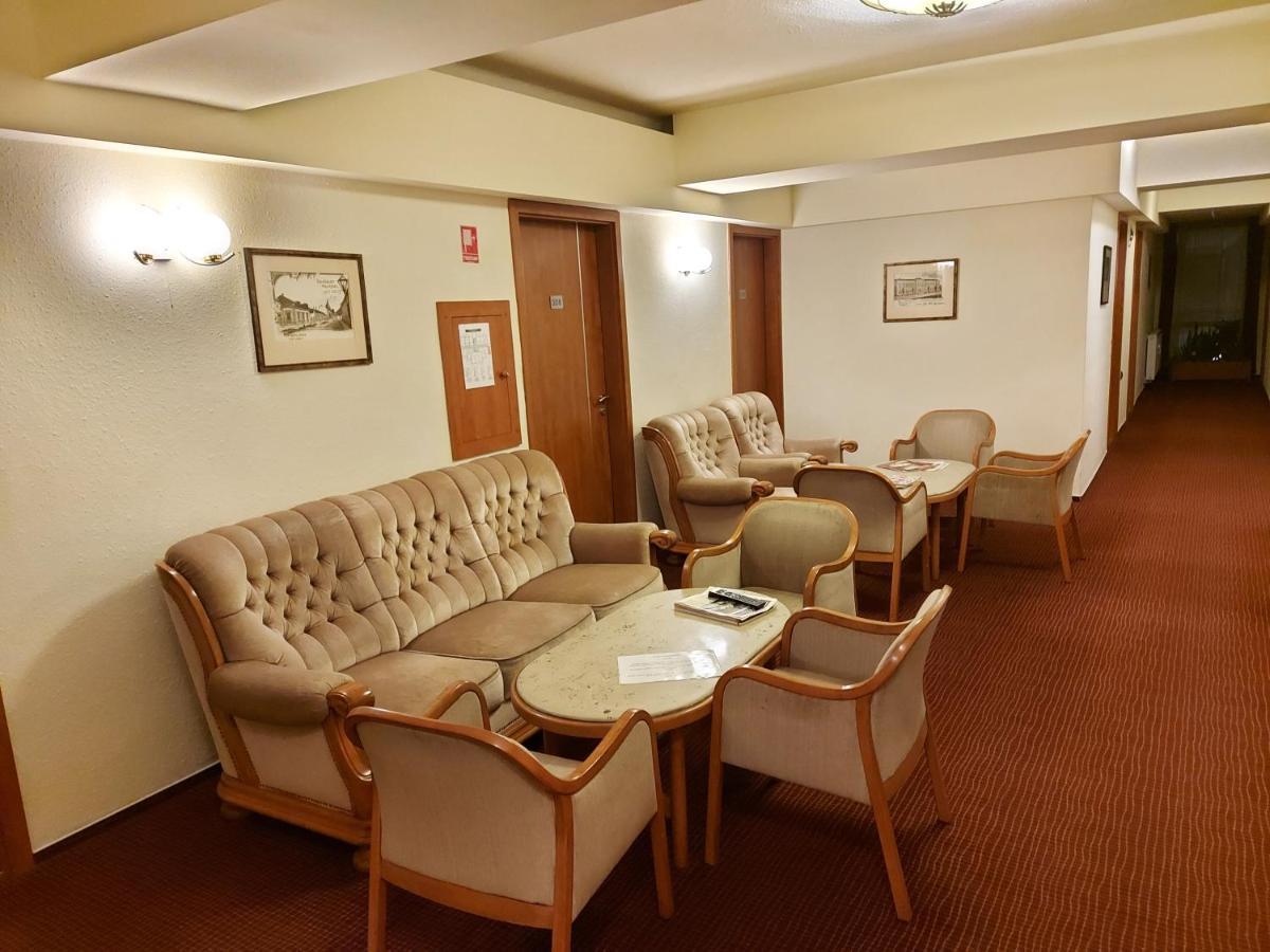 Csipke Hotel Kiskunhalas Extérieur photo