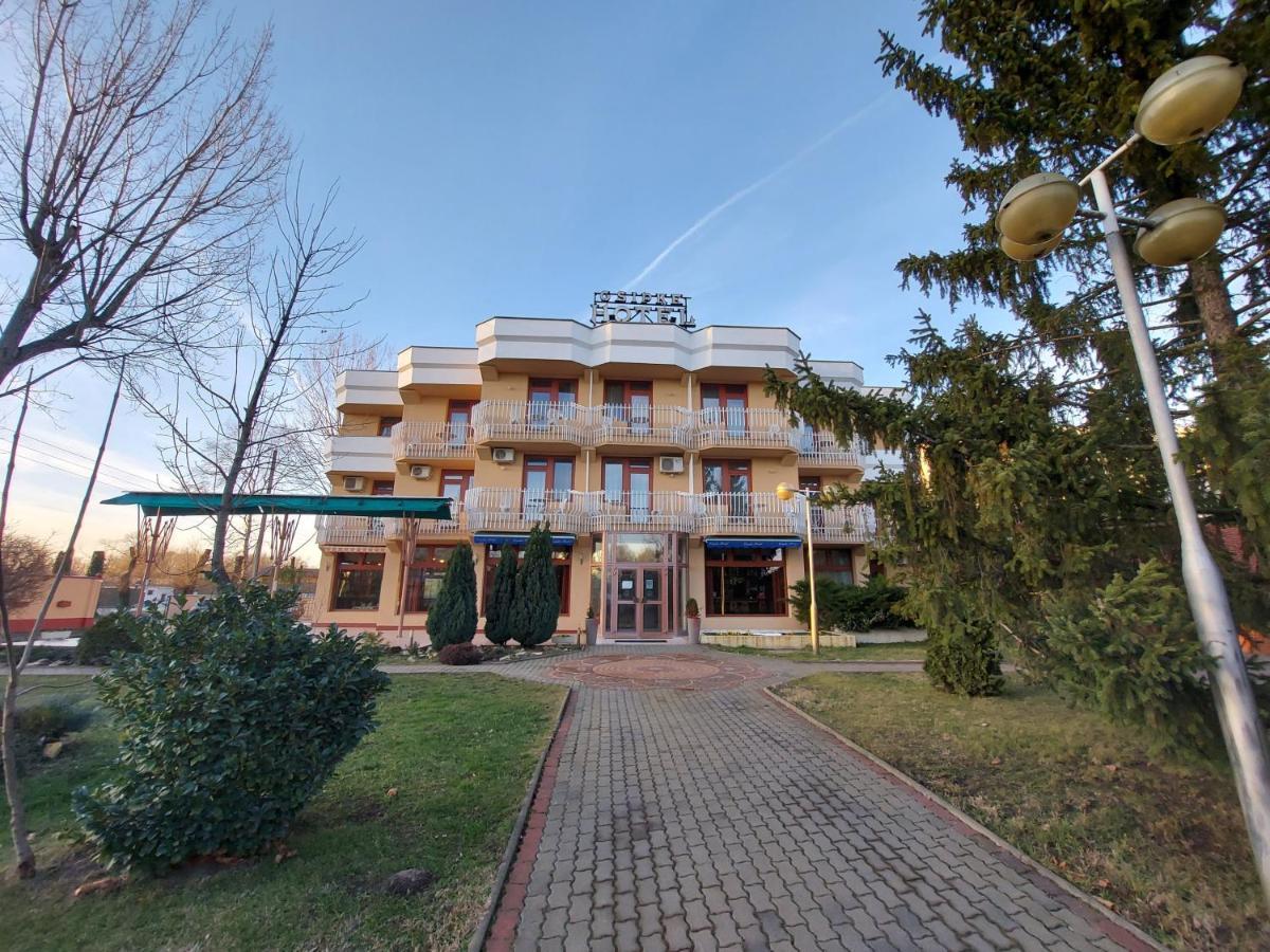 Csipke Hotel Kiskunhalas Extérieur photo