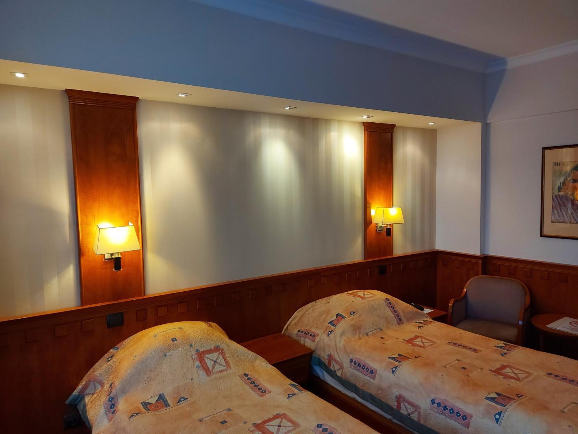 Csipke Hotel Kiskunhalas Extérieur photo