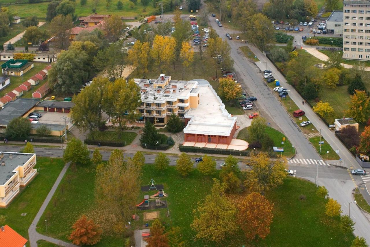 Csipke Hotel Kiskunhalas Extérieur photo