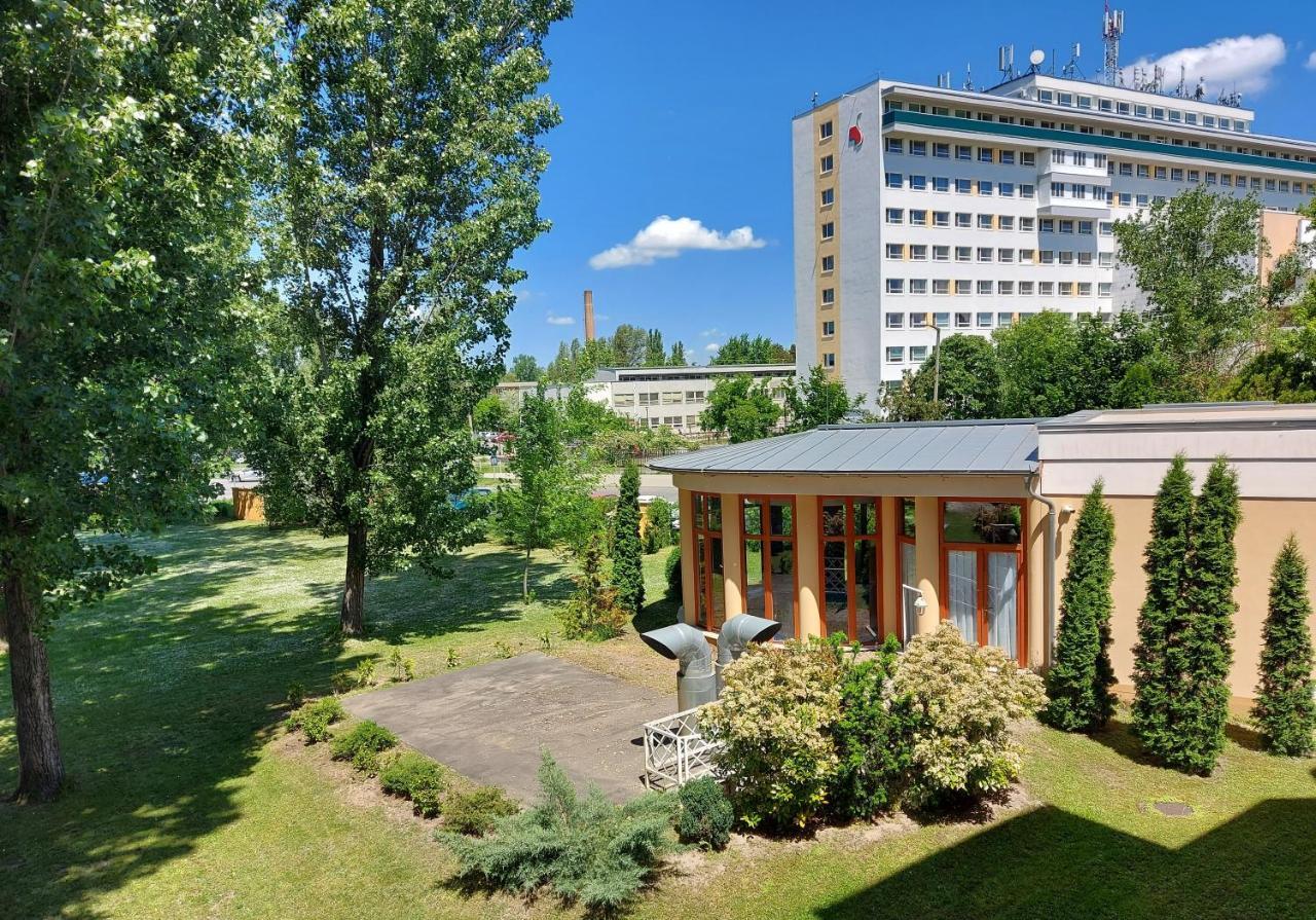 Csipke Hotel Kiskunhalas Extérieur photo