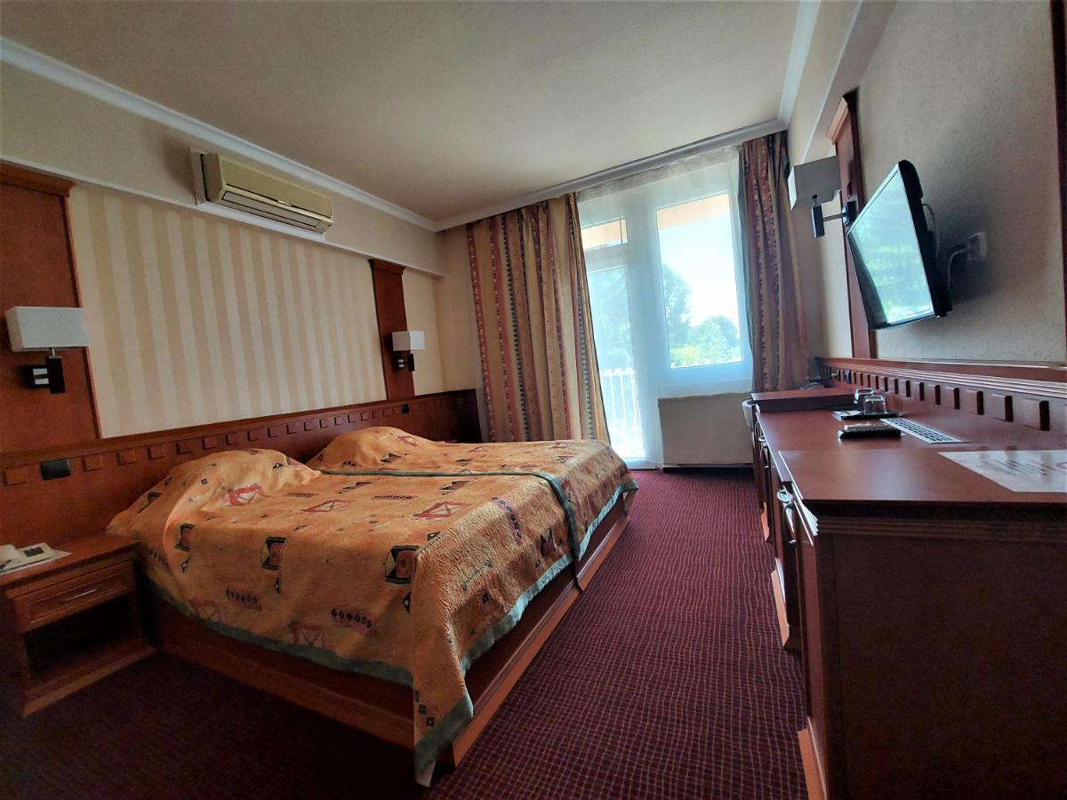 Csipke Hotel Kiskunhalas Extérieur photo