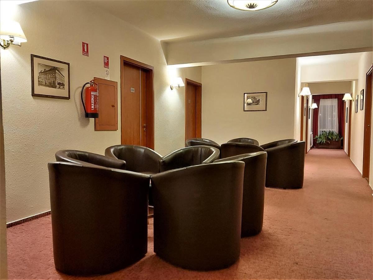Csipke Hotel Kiskunhalas Extérieur photo