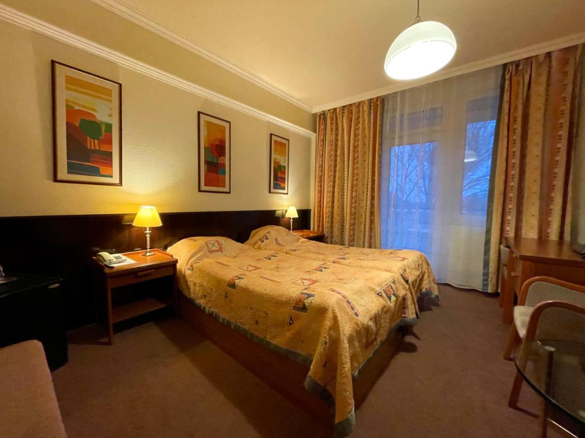 Csipke Hotel Kiskunhalas Extérieur photo