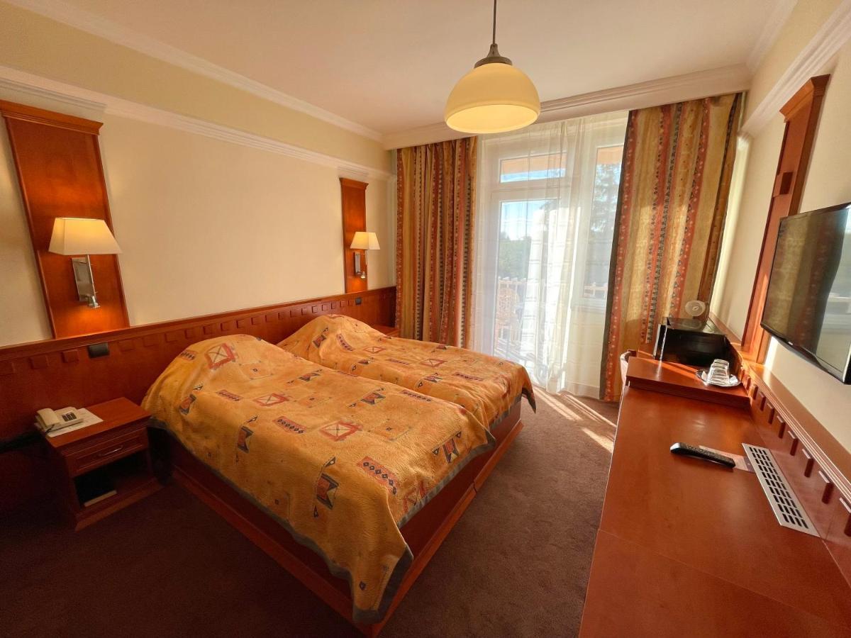 Csipke Hotel Kiskunhalas Extérieur photo