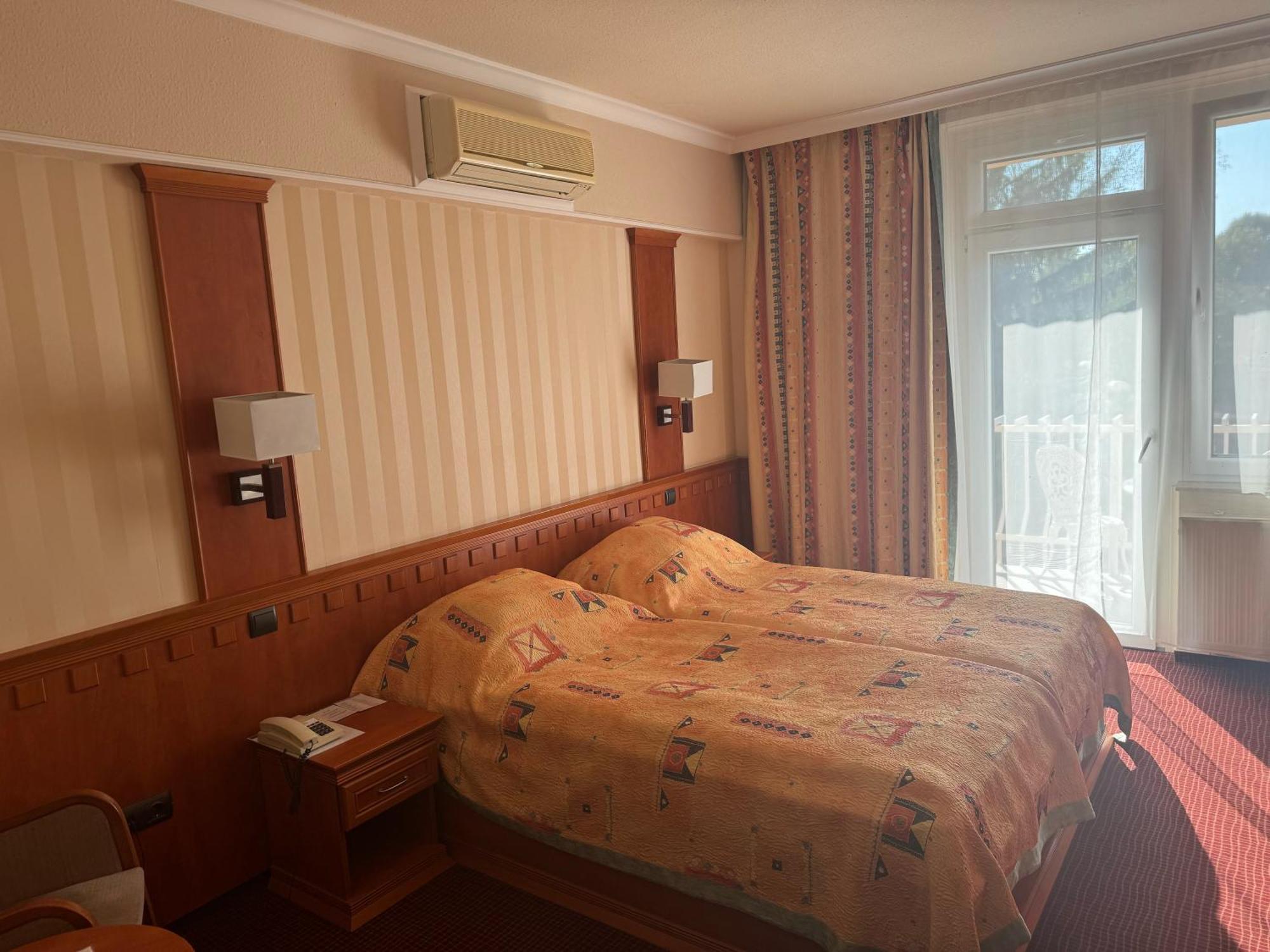 Csipke Hotel Kiskunhalas Extérieur photo