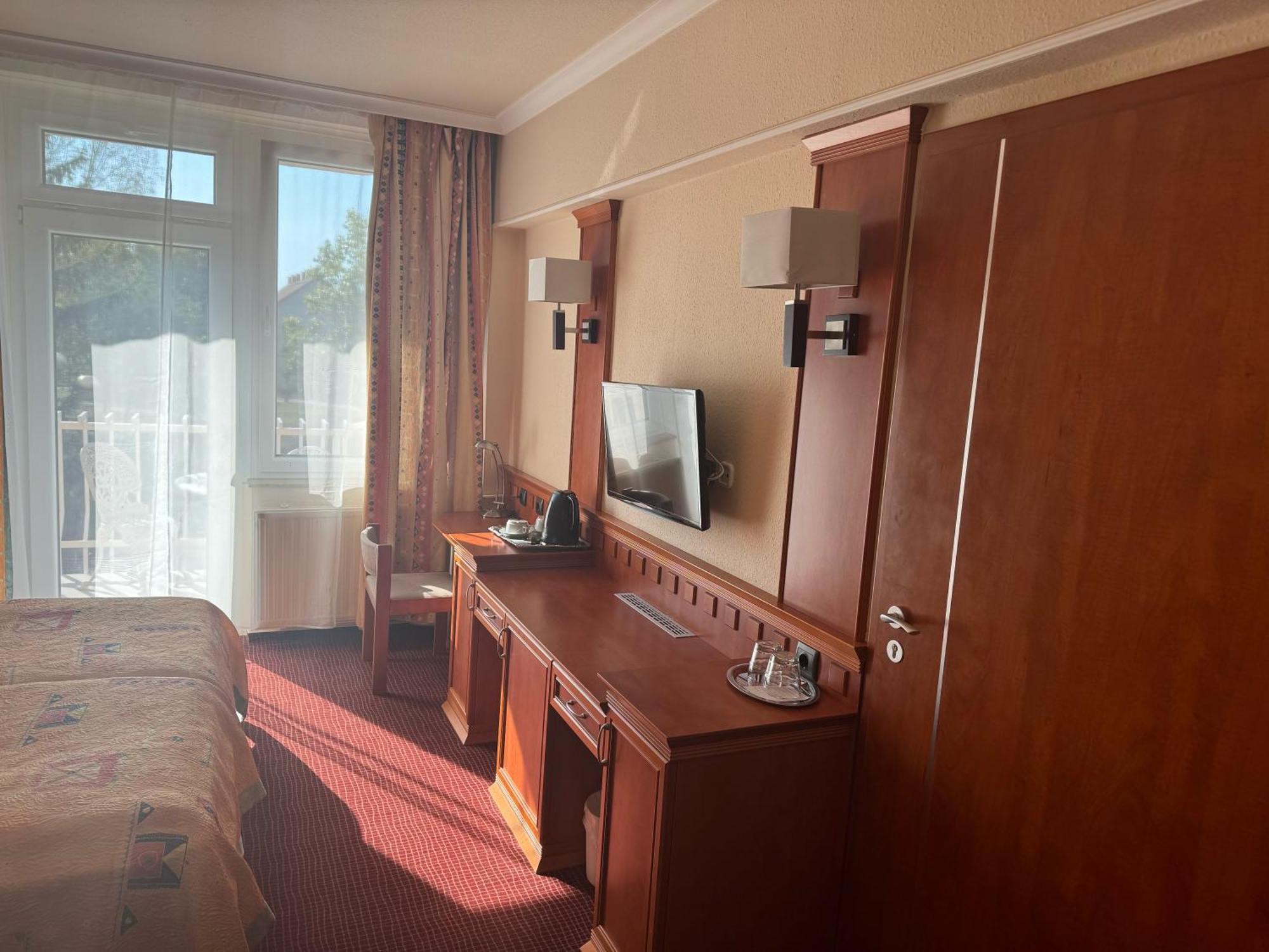 Csipke Hotel Kiskunhalas Extérieur photo