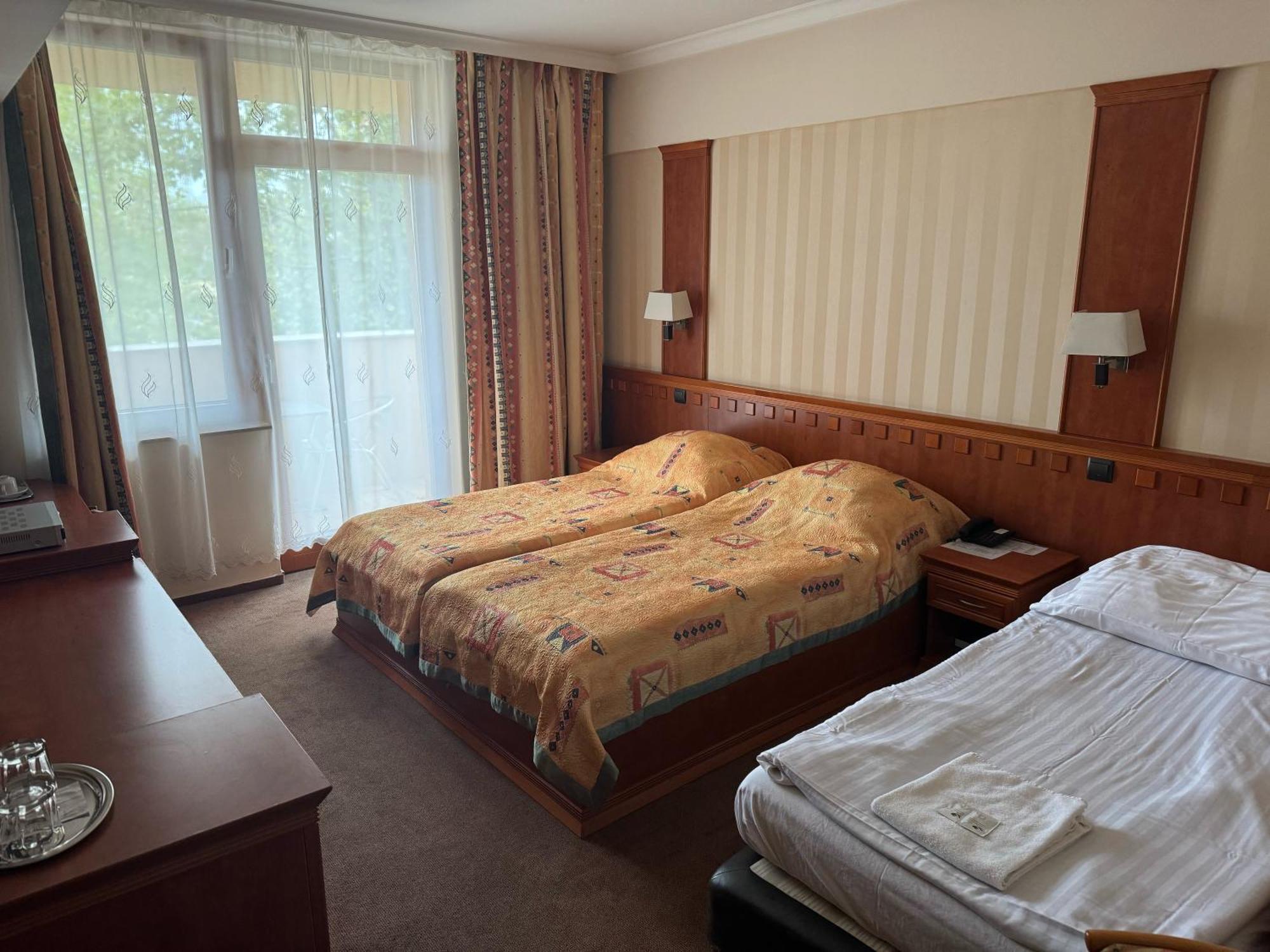 Csipke Hotel Kiskunhalas Extérieur photo
