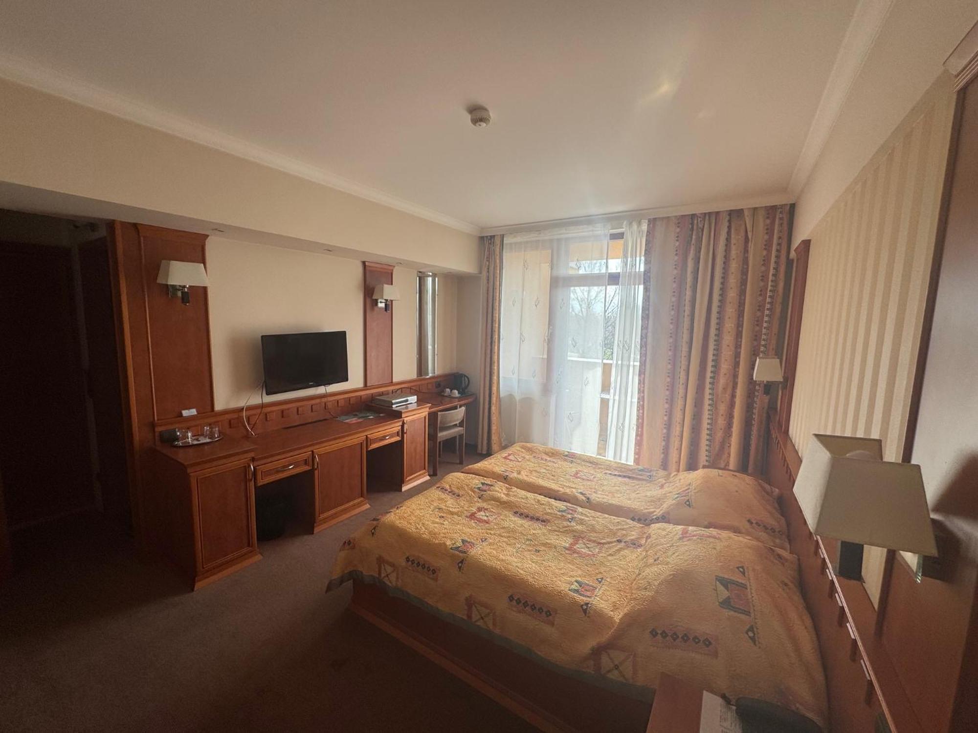 Csipke Hotel Kiskunhalas Extérieur photo