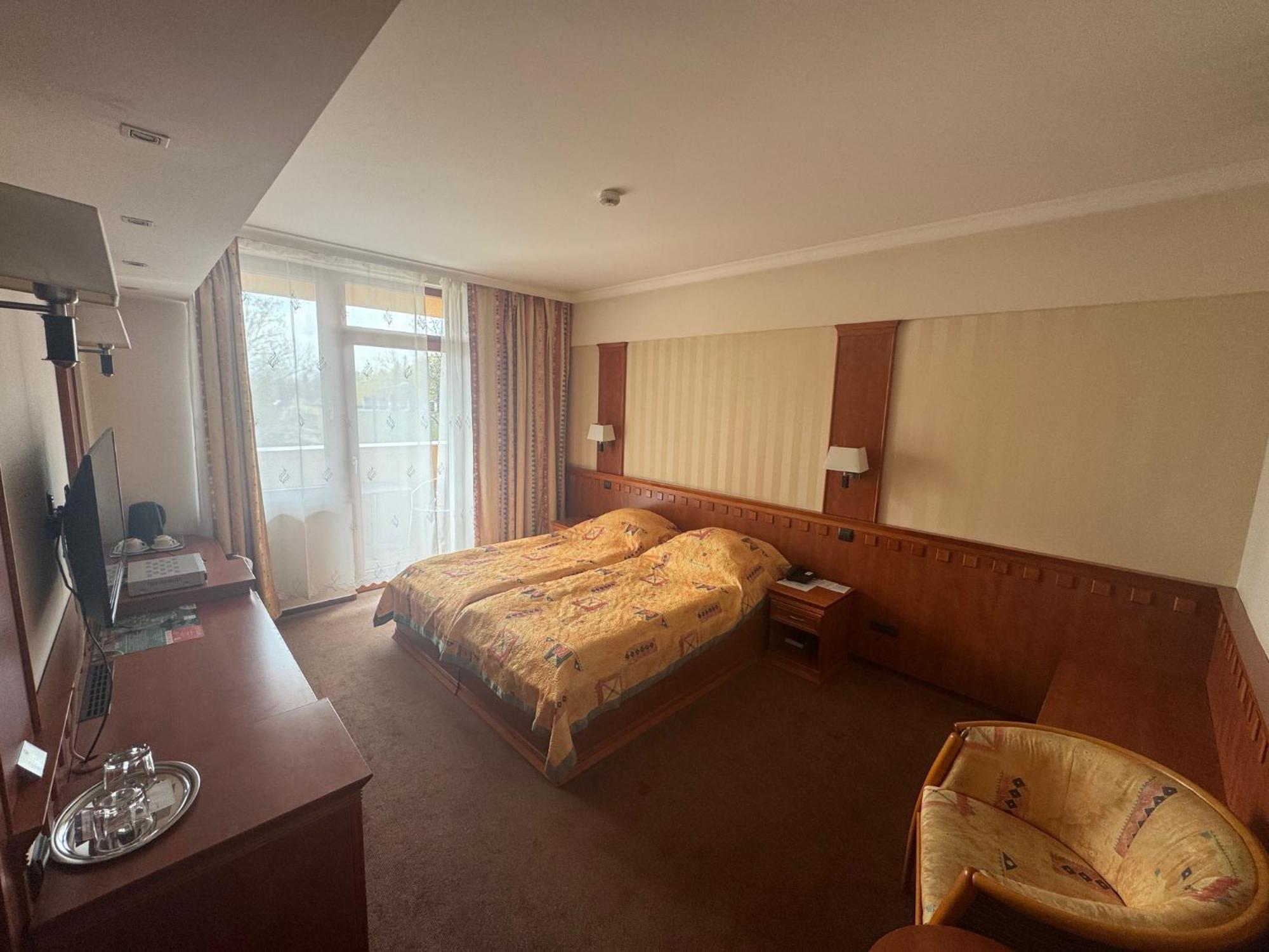 Csipke Hotel Kiskunhalas Extérieur photo