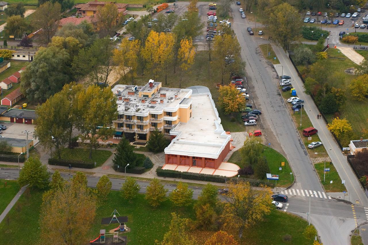 Csipke Hotel Kiskunhalas Extérieur photo
